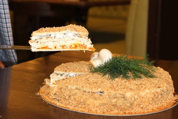 Закусочный торт с курицей и грибами